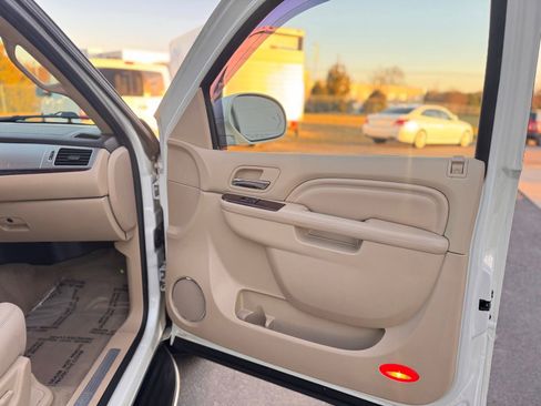 Used 2014 Cadillac Escalade ESV Luxury image 28