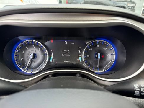 Used 2021 Chrysler Pacifica Touring-L FWD image 7