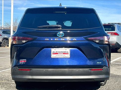 Used 2025 Toyota Sienna XLE FWD image 4