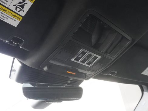 Used 2025 Land Rover Discovery S image 16