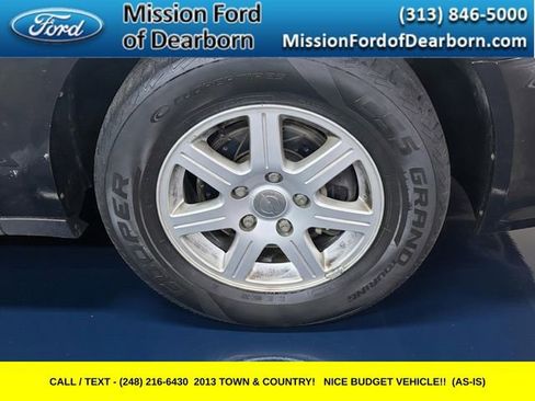 Used 2013 Chrysler Town & Country Touring image 5