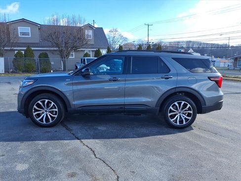 Used 2025 Ford Explorer ST-Line image 2