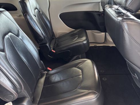 Used 2017 Chrysler Pacifica Touring-L image 20