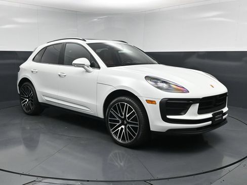 Certified 2025 Porsche Macan AWD/4WD image 12