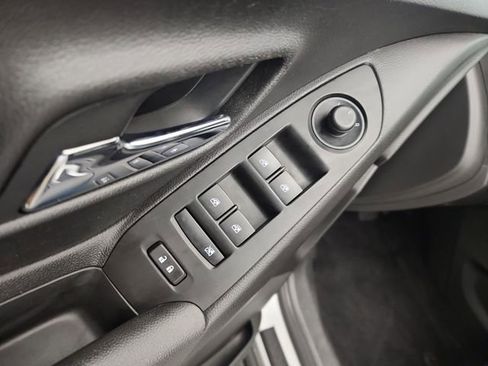 Used 2018 Chevrolet Trax LT w/ LT Convenience Package image 18