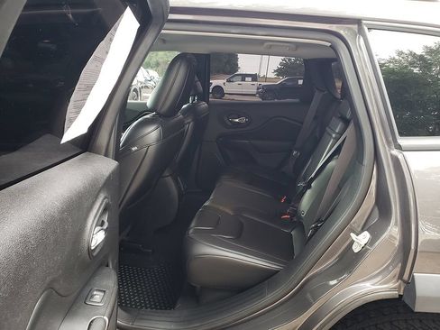 Used 2019 Jeep Cherokee Trailhawk AWD/4WD image 11