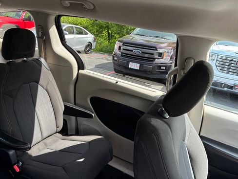 Used 2020 Chrysler Pacifica Touring FWD image 19