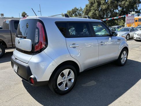 Used 2015 Kia Soul FWD image 2