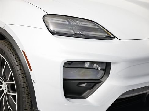 New 2025 Porsche Macan Electric image 16