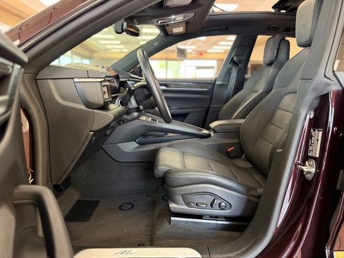 Used 2025 Porsche Macan Electric RWD image 16