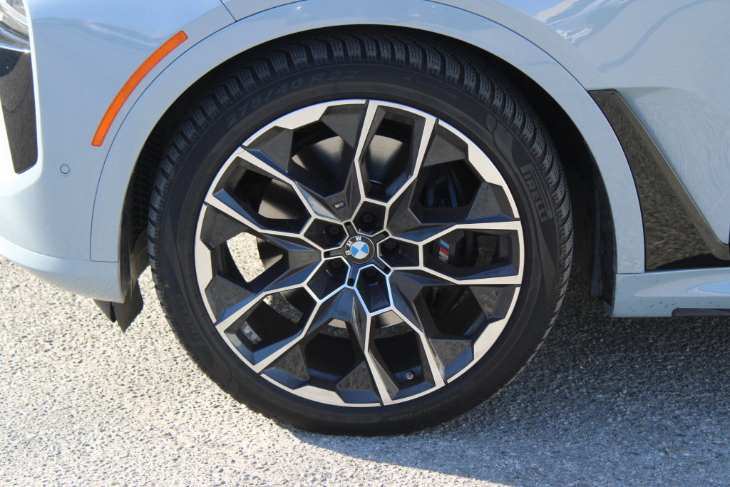 Used 2024 BMW X7 xDrive40i w/ M Sport Package AWD/4WD image 8