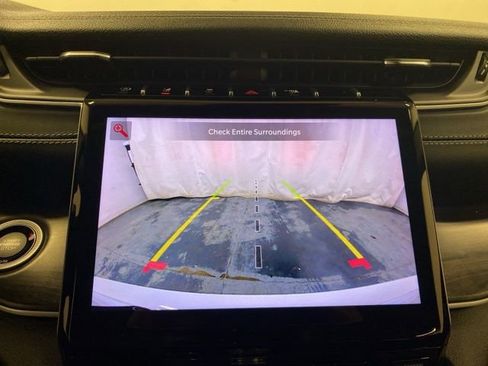 Used 2023 Jeep Grand Cherokee Limited w/ Black Appearance Package image 14