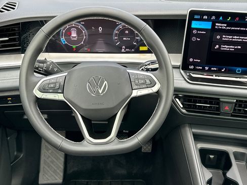 New 2025 Volkswagen Tiguan SE image 12