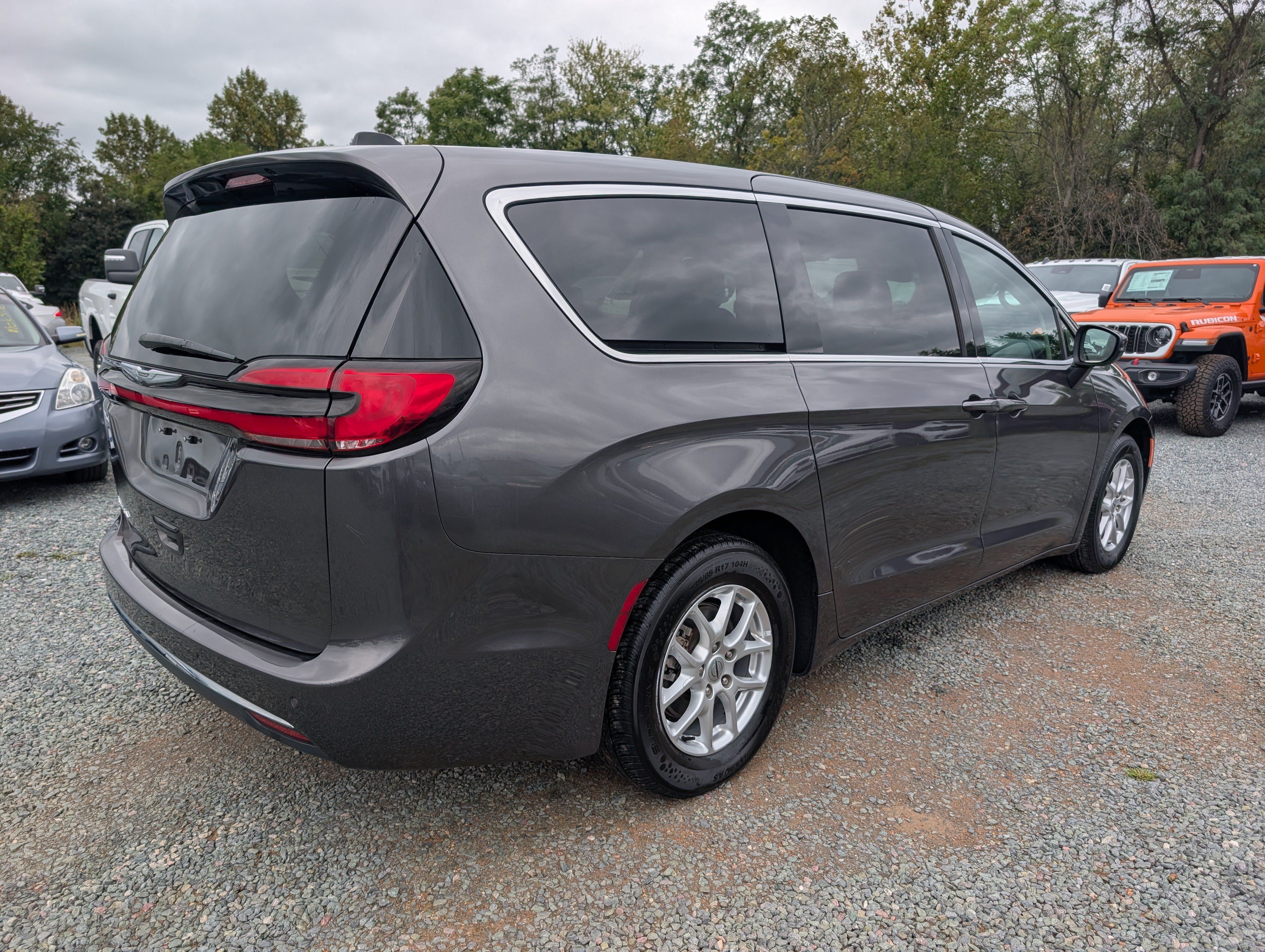 Used 2023 Chrysler Pacifica Touring-L FWD image 5