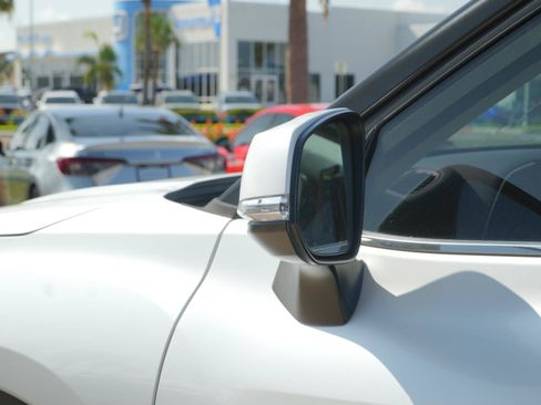 Used 2022 Toyota Highlander XLE FWD image 11
