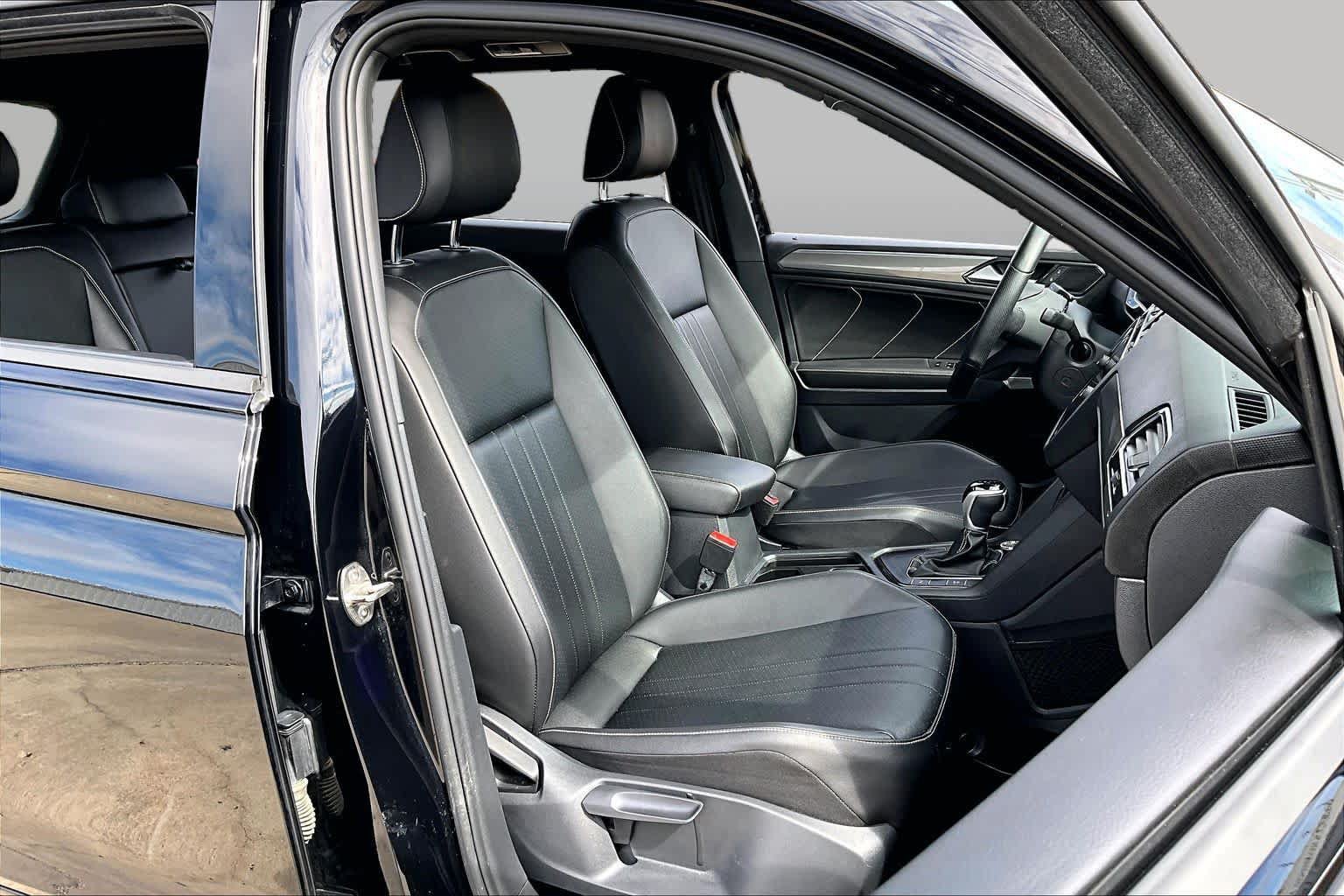 Used 2022 Volkswagen Tiguan SE R-Line FWD image 9