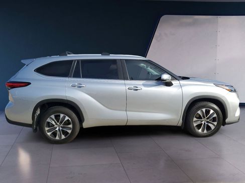 Used 2023 Toyota Highlander XLE FWD image 6