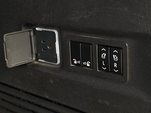 Used 2023 Chevrolet Suburban Premier image 22