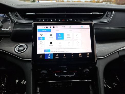 Used 2023 Jeep Grand Cherokee Limited image 54