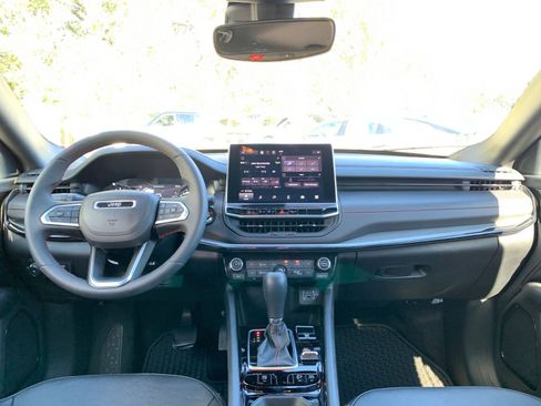 Used 2025 Jeep Compass Trailhawk image 32