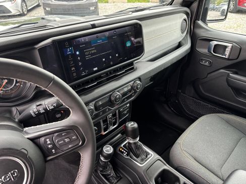 Used 2025 Jeep Wrangler Unlimited Sport AWD/4WD image 17