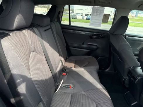 Used 2022 Toyota Highlander LE image 14