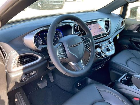 New 2026 Chrysler Pacifica Select image 6