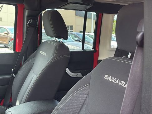 Used 2018 Jeep Wrangler Unlimited Sahara w/ Connectivity Group AWD/4WD image 24
