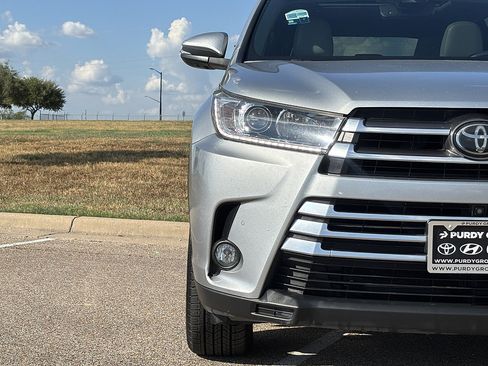 Used 2017 Toyota Highlander Limited Platinum FWD image 4