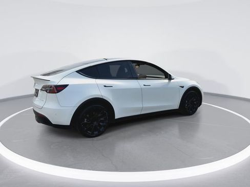 Used 2022 Tesla Model Y Long Range image 8