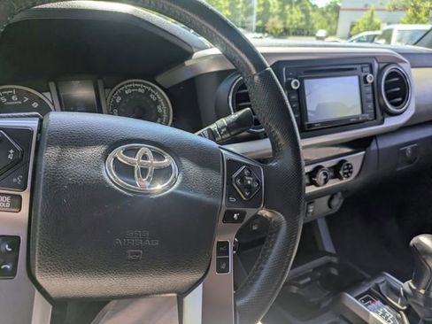 Used 2018 Toyota Tacoma SR5 AWD/4WD image 29