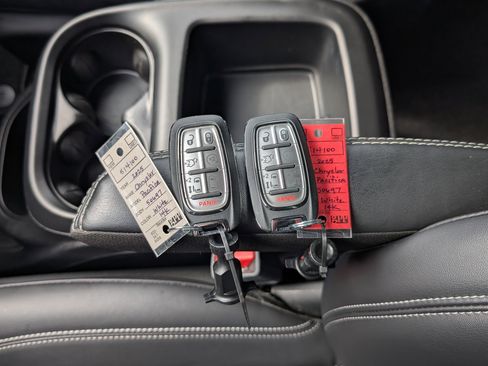 Used 2025 Chrysler Pacifica Select FWD image 36