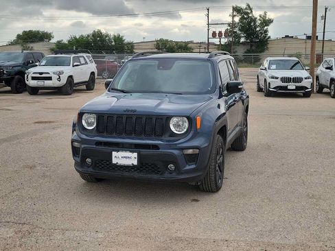Used 2023 Jeep Renegade Altitude w/ Sun/Sound Group AWD/4WD image 4