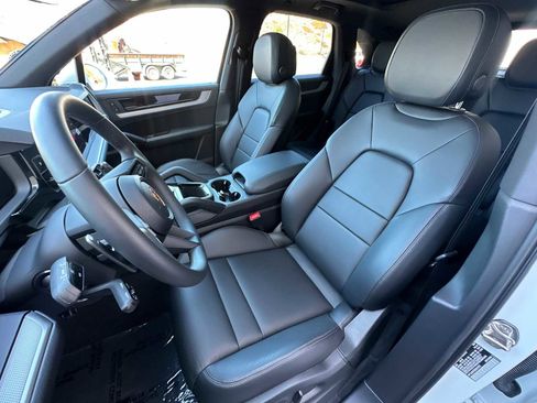 Used 2025 Porsche Cayenne image 5