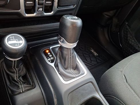 Used 2019 Jeep Wrangler Unlimited Sahara AWD/4WD image 16