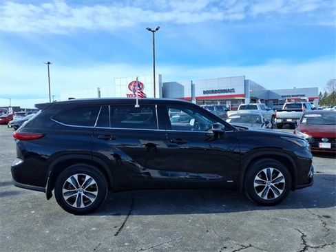 Used 2022 Toyota Highlander XLE image 2
