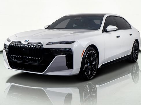 Used 2024 BMW 760i xDrive w/ Executive Package image 19