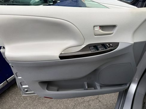 Used 2012 Toyota Sienna LE FWD image 16