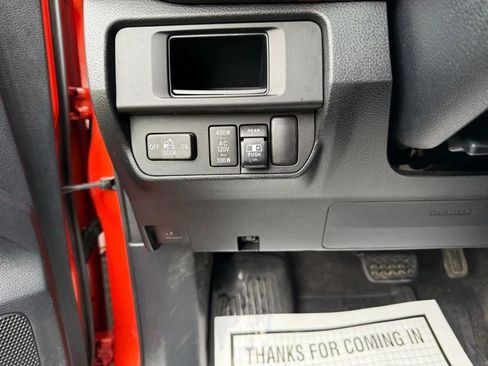 Used 2017 Toyota Tacoma TRD Off-Road AWD/4WD image 19