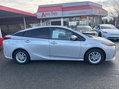 Used 2017 Toyota Prius Prime Advanced image 4