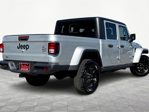 Used 2022 Jeep Gladiator Sport image 2