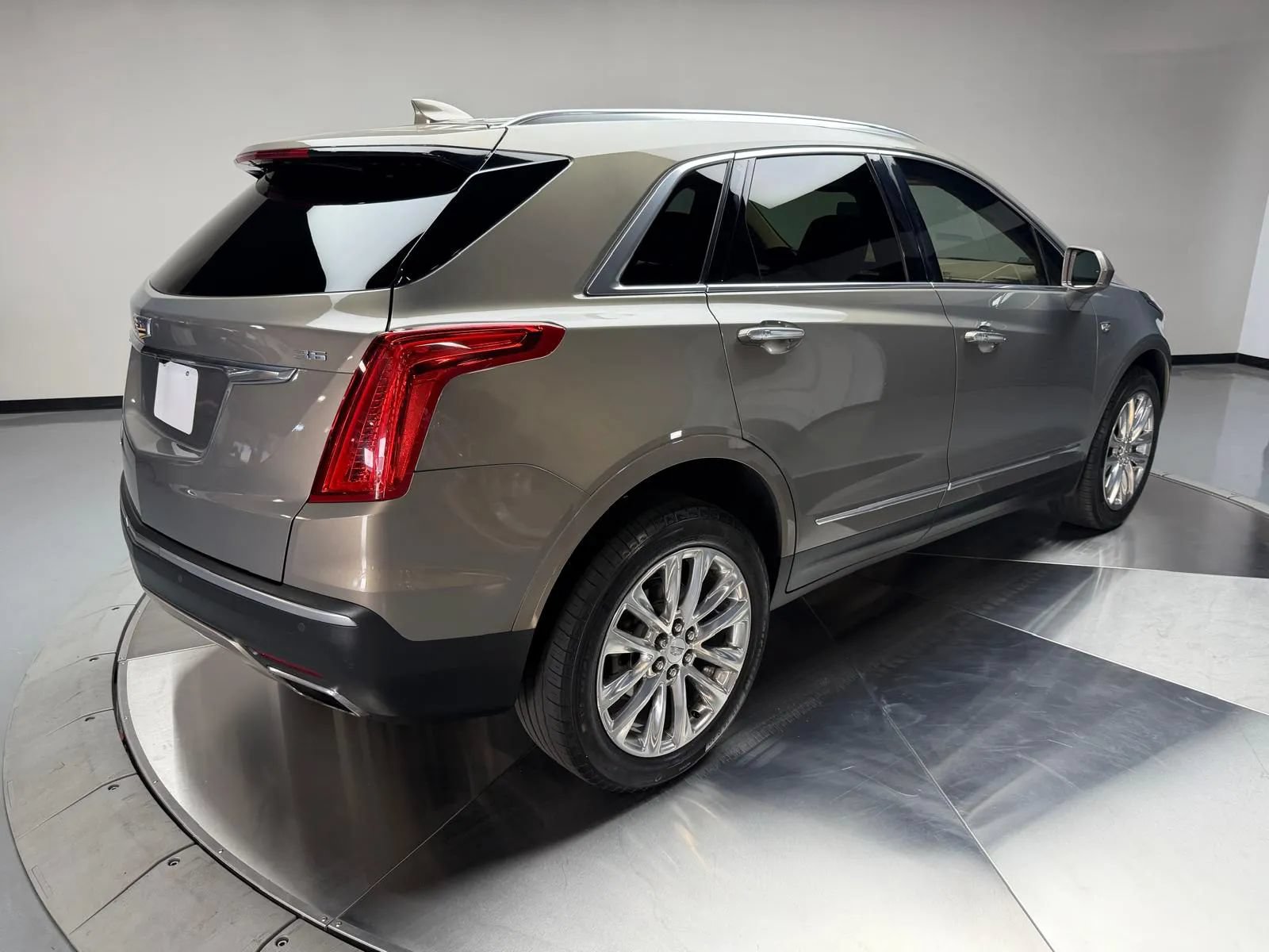 Used 2018 Cadillac XT5 Platinum AWD/4WD image 2