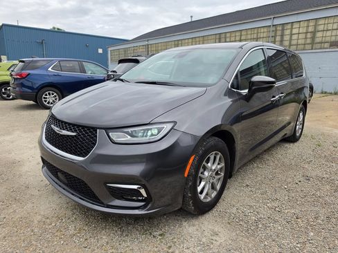 Used 2023 Chrysler Pacifica Touring-L FWD image 1