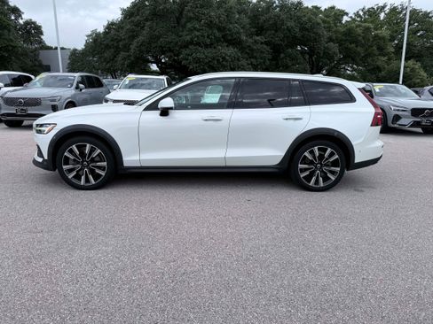 Used 2020 Volvo V60 T5 Cross Country AWD/4WD image 3