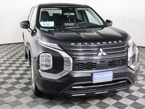 Used 2024 Mitsubishi Outlander ES image 3