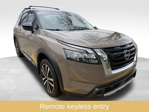 Used 2025 Nissan Pathfinder Platinum image 6