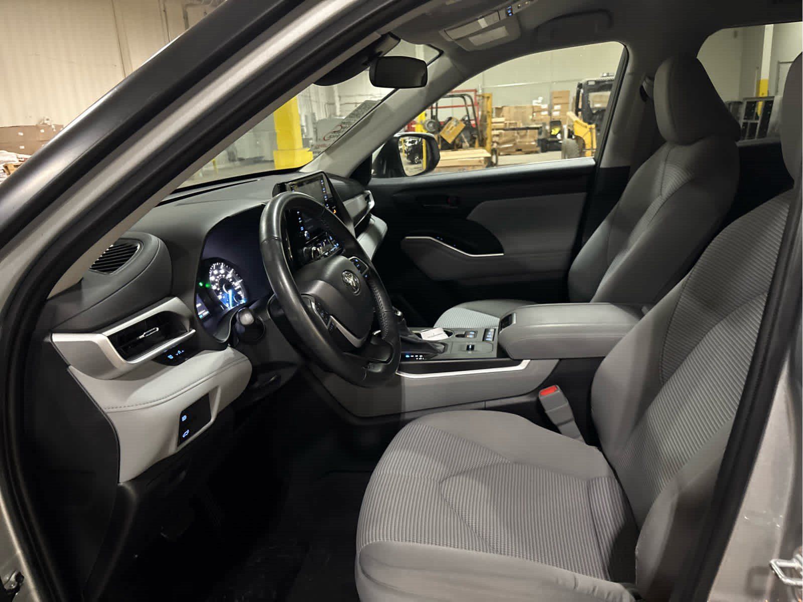 Used 2022 Toyota Highlander LE AWD/4WD image 7