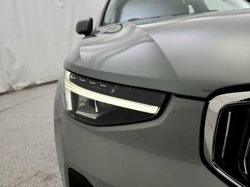 Certified 2025 Volvo XC40 B5 Plus AWD/4WD image 27