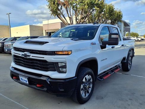 Used 2024 Chevrolet Silverado 2500 Custom w/ Custom Value Package image 3
