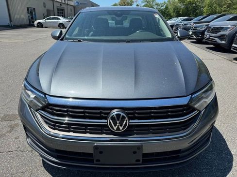 Used 2022 Volkswagen Jetta SE FWD image 2